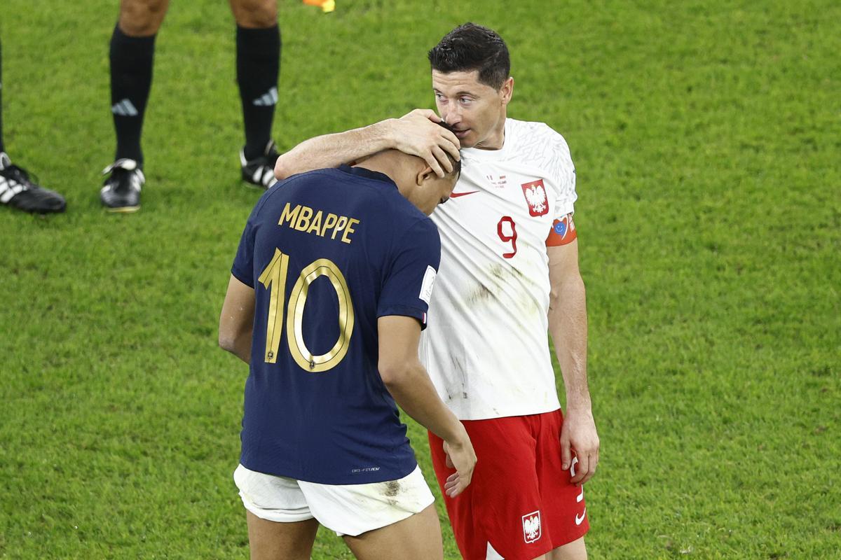 Kylian Mbappe (i) de Francia abraza a Robert Lewandowski de Polonia al final del partido lentre Francia y Polonia