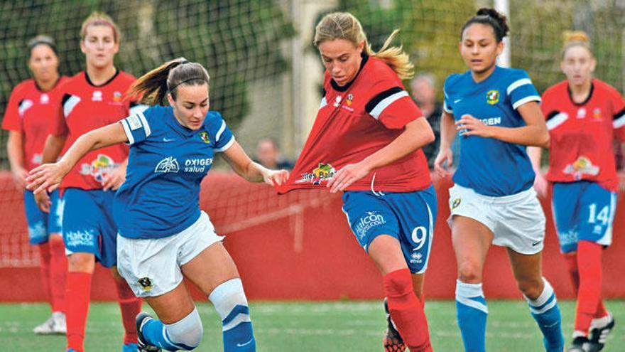 Maitane disputa el balón en una jugada del partido de ayer.