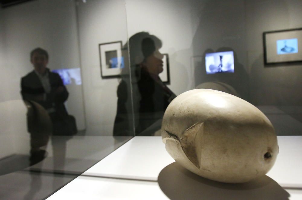La filial malagueña del museo parisino se sumerge en la obra de Constantin Brancusi a través de un centenar de fotografías, filmaciones, esculturas y dibujos que descubren las inquietudes de un creador que caminó por delante de su tiempo