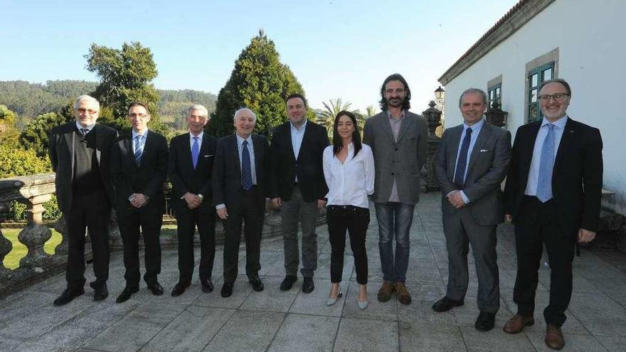 Setenta firmas compiten por el premio a la mejor iniciativa empresarial. El presidente de la Diputación, Valentín González Formoso, hizo balance del PEL durante la primera reunión del jurado del primer premio provincial a la mejor iniciativa empresarial. Setenta firmas compiten por este galardón, que está dotado con 50.000 euros, divididos en dos categorías de 25.000 euros cada una. El jurado cuenta con representantes de la Diputación, de las Universidades de A Coruña y Santiago, las Cámaras de Comercio de la provincia, la Confederación de Empresarios da Coruña y la Asociación de Jóvenes Empresarios.