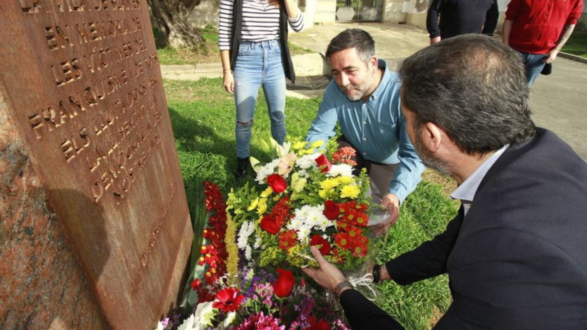 L’ofrena floral al Cementiri Municipal de Blanes. | AJUNTAMENT DE BLANES