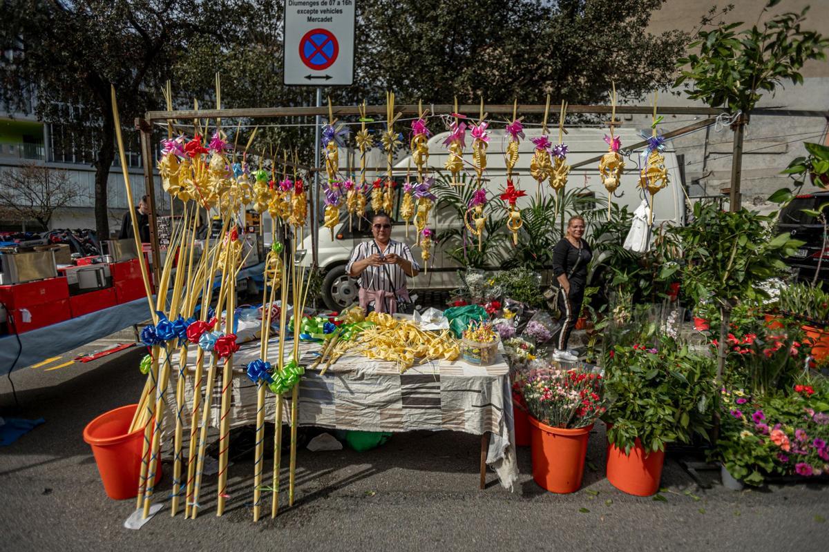 El histórico mercado ambulante inicia un exilio temporal: las obras de reforma del barrio exigen dejar libres las calles del Acer, de la Metal·lúrgia y del Crom, donde los puestos comerciales llevaban más de 50 años asentados. La nueva ubicación es desde el cruce de la calle de los Ferrocarrils Catalans con calle Foc hasta el cruce de la calle de la Mare de Déu de Port con el de calle Motors.