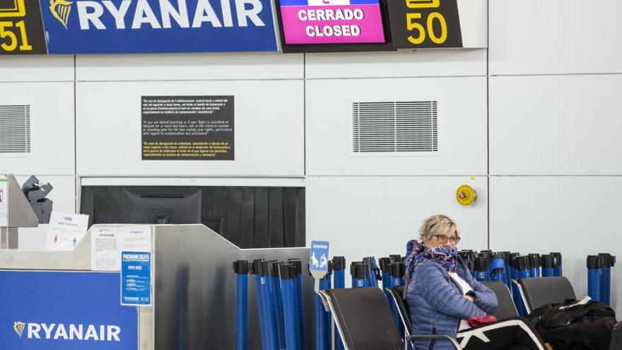 La crisis desatada por el coronavirus vacía el aeropuerto de Alicante-Elche