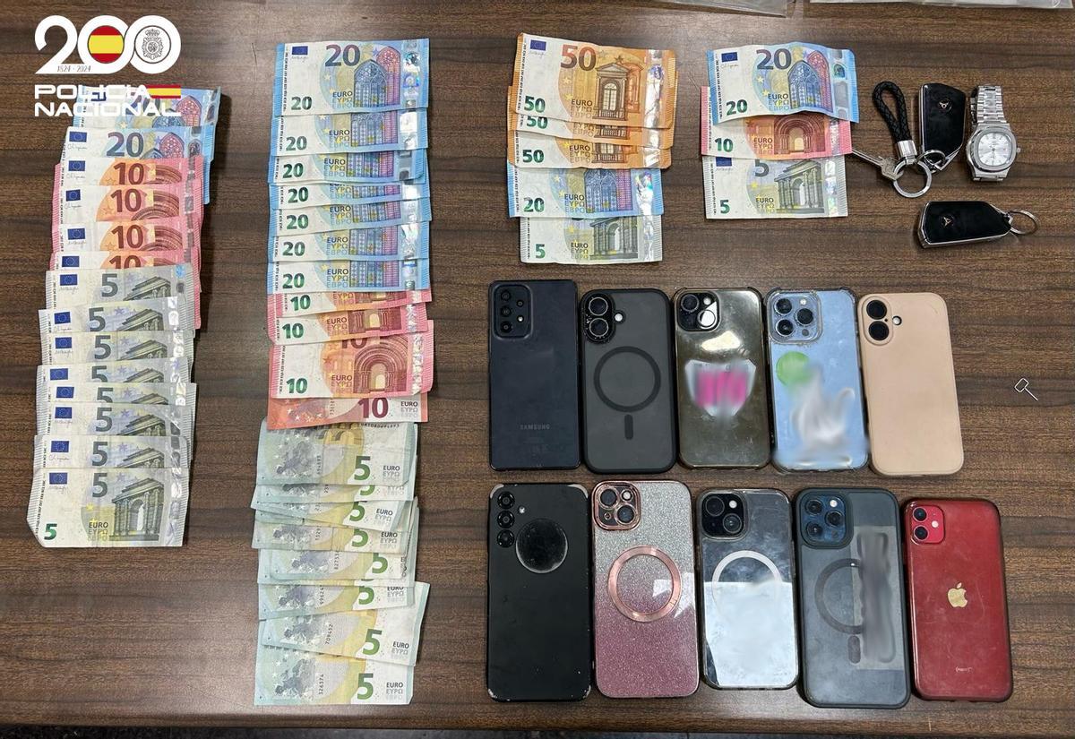Los teléfonos móviles robados recuperados por la Policía Nacional.