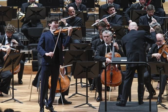 08-02-20 GENTE Y CULTURA. AUDITORIO ALFREDO KRAUS. LAS PALMAS DE GRAN CANARIA. Clausura del 36 Festival de Música de Canarias. Christoph Eschenbach dirige a la Orquesta de París con el joven violinista sueco Daniel Lozakovich.    Fotos: Juan Castro.  | 08/02/2020 | Fotógrafo: Juan Carlos Castro