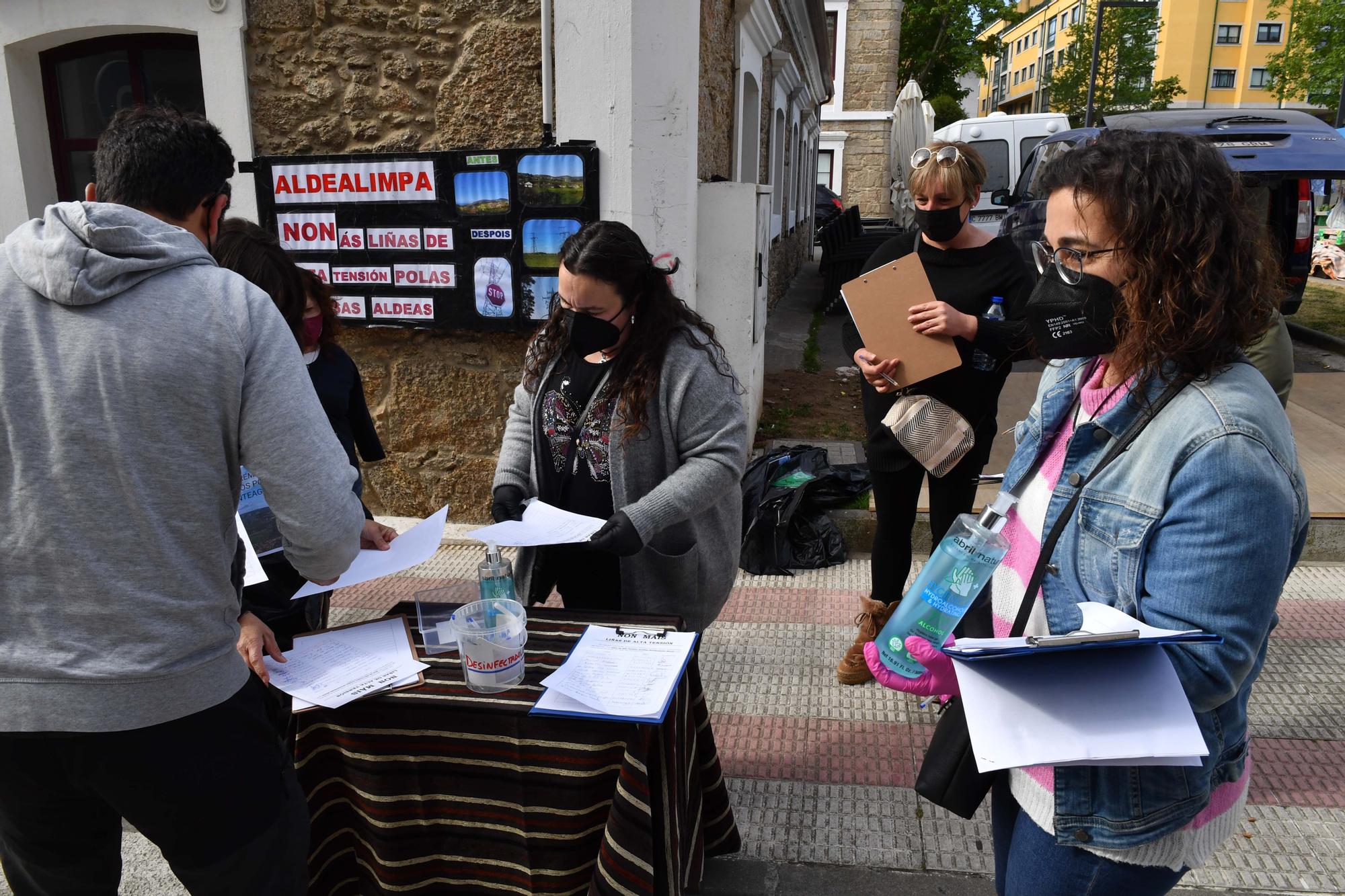 Concentración en el Obeslico de Modepen (Movemento Galego en Defensa das Pensións e Servizos Públicos)