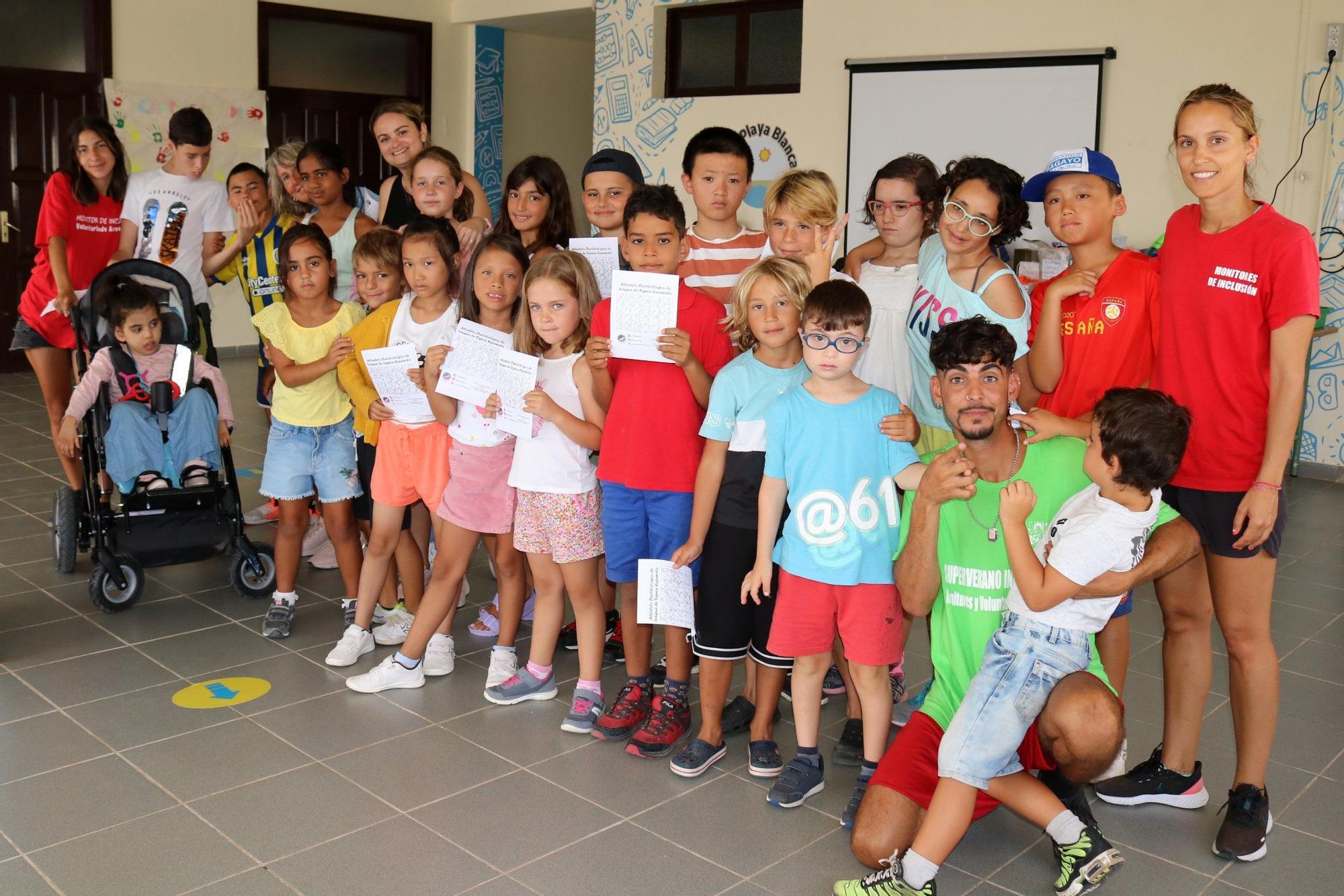 Taller de Lengua de Signos Espa�ola ofrecido por Asculsorlanz al grupo de Playa Blanca.jpg