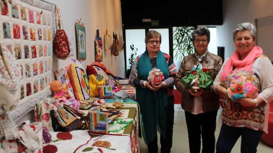 Luchi Uberty, Virginia Álvarez y Carmen Gutiérrez muestran algunas de las creaciones que exponen en la Casa de Cultura.