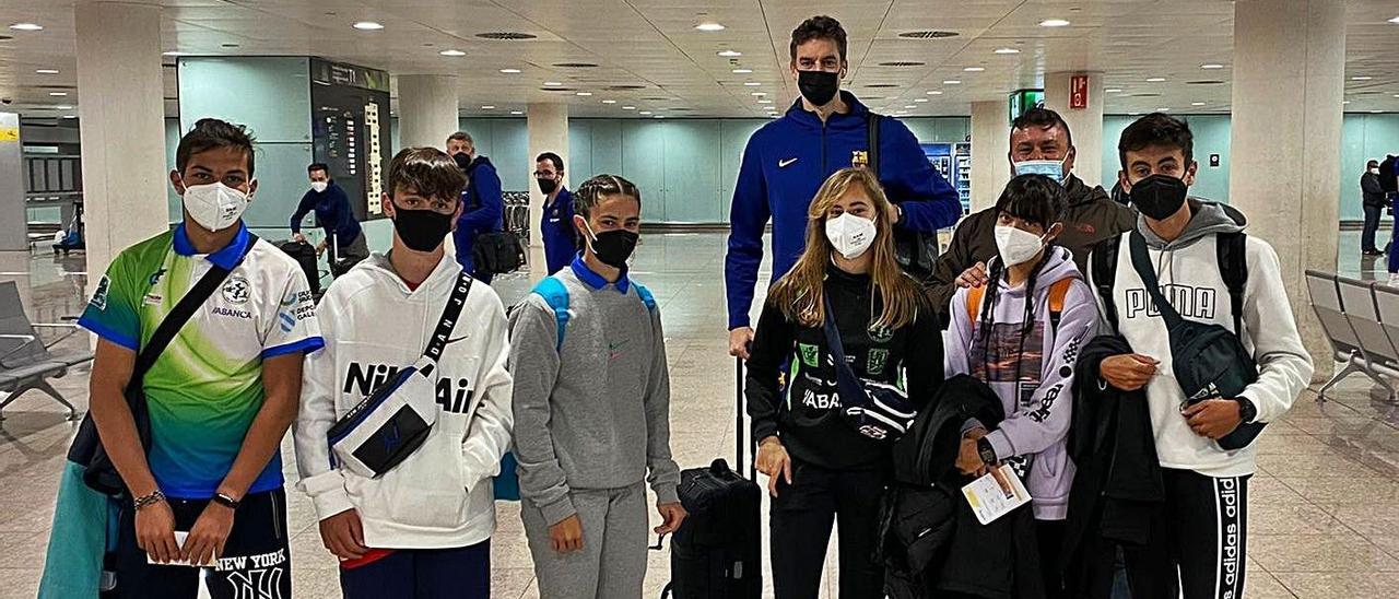 Pau Gasol con los miembros de la expedición isleña.  | // FDV