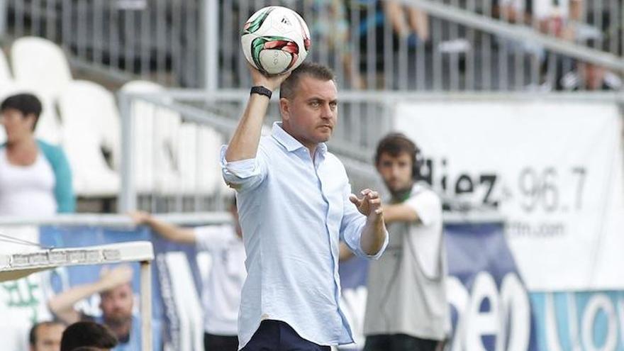 Manel Ruano, técnico del filial malaguista, en una imagen del duelo en Castalia en la ida.