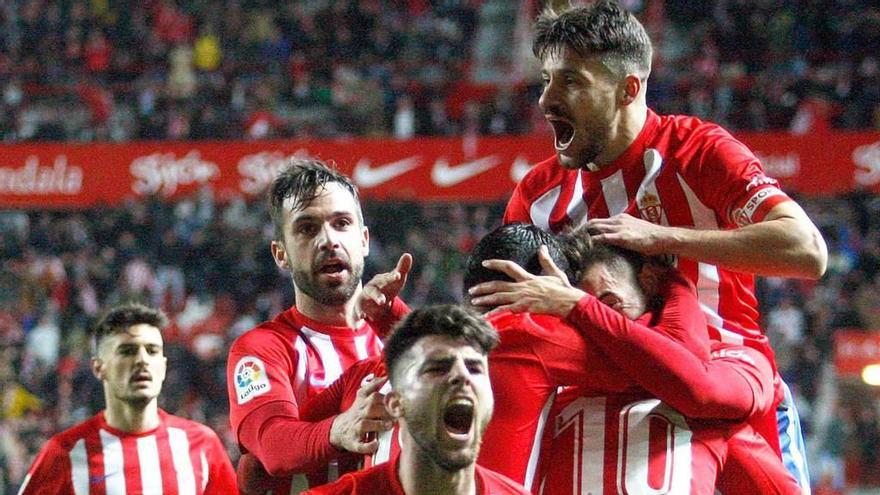 Los jugadores del Sporting celebran el tanto logrado ante el Rayo Vallecano.