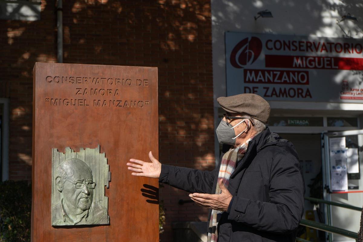 Miguel Manzano junto al monolito del Conservatorio de Música de Zamora que lleva su nombre.