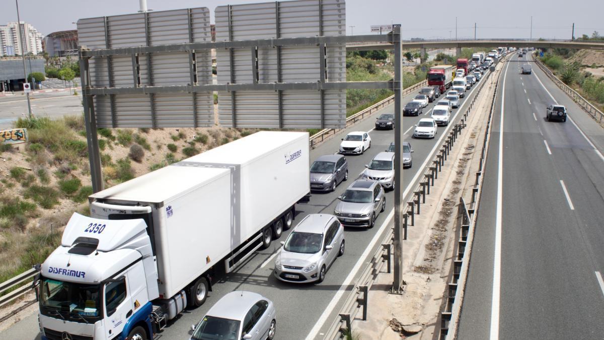 Atasco en la A7 a su paso por Churra (Murcia).