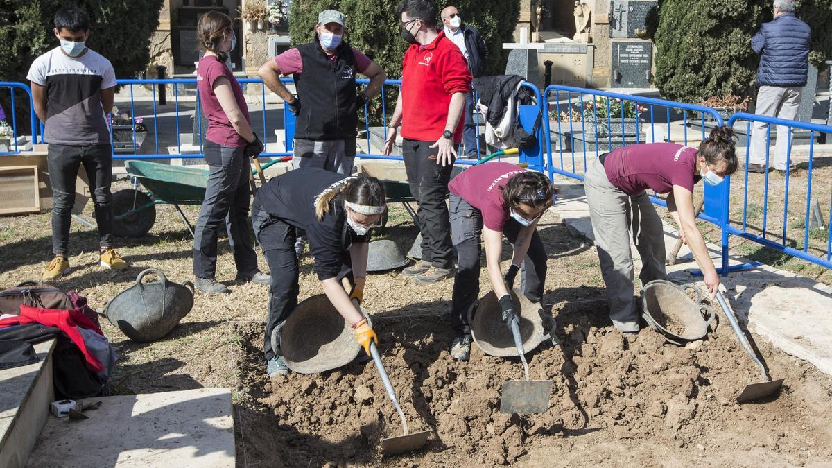 El cementerio de Alicante acoge la primera exhumación de represaliados del franquismo