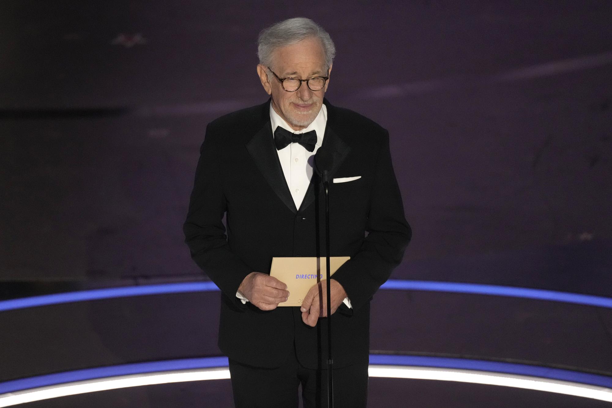 Steven Spielberg presents the award for best director during the Oscars on Sunday, March 10, 2024, at the Dolby Theatre in Los Angeles. (AP Photo/Chris Pizzello) Associated Press/LaPresse Only Italy and Spain / EDITORIAL USE ONLY/ONLY ITALY AND SPAIN