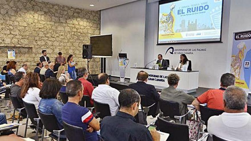 El alcalde, Augusto Hidalgo, y la concejala de Sostenibilidad Ambiental, Belén Hidalgo, ayer en la inauguración de la jornada en el Rectorado.