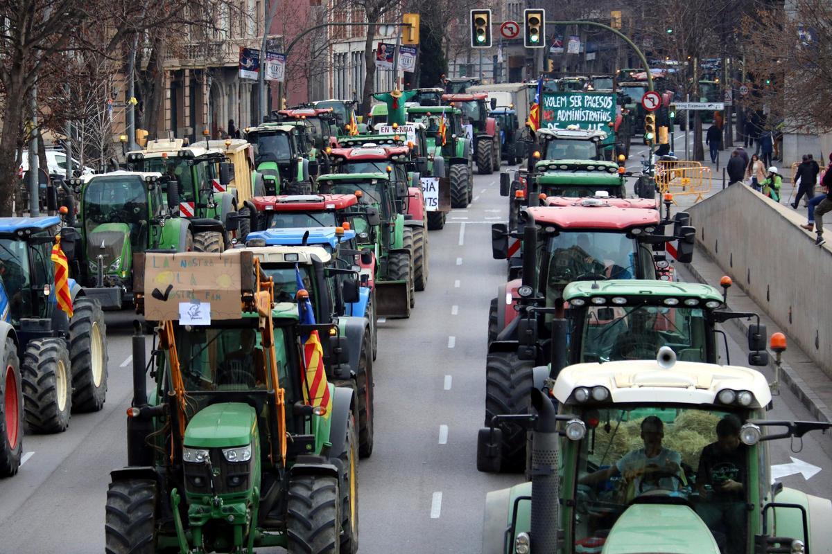 Concentración de agricultores con sus tractores en Girona, en protesta por las condiciones del sector