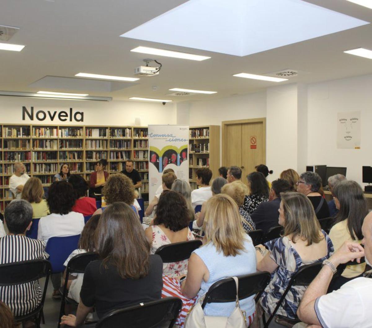 Encuentro literario con Lucía Solla en la biblioteca.