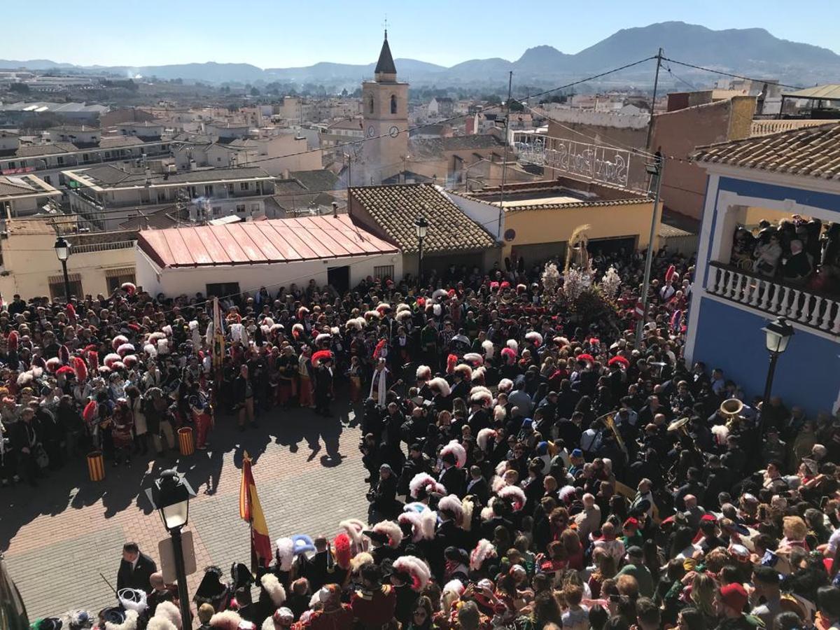 El momento en el que la imagen del patrón de Sax llega a la plaza de su ermita.