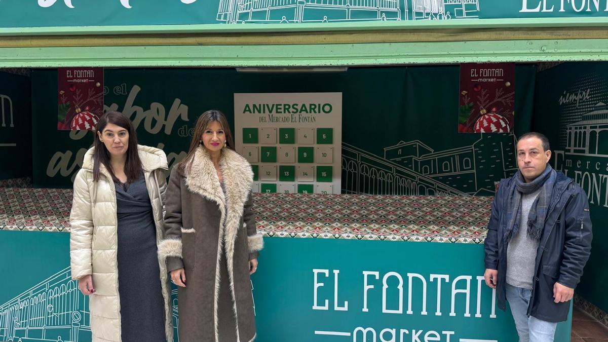 La concejala Leticia González posa durante su vista a las instalaciones de El Fontán.