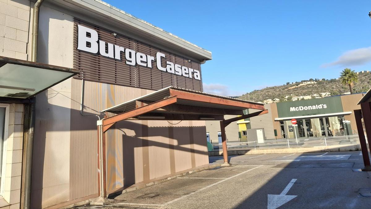 Los dos restaurantes de comida rápida, frente a frente