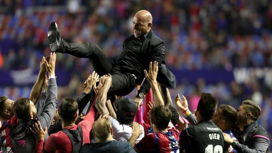 Paco López acabó manteado por sus jugadores tras el partido ante el Barcelona.