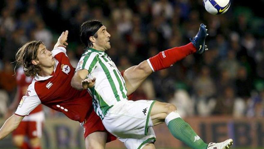 Pavone (Betis) intenta controlar davant Luis Felipe.