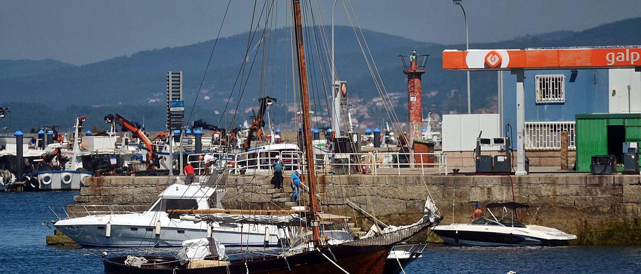 El “Rei do Mar”, amarrado a un “muerto” en la dársena de O Xufre, en A Illa de Arousa. |   // NOÉ PARGA