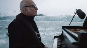 El reconegut pianista interpreta Elegia per l’Àrtic per demanar la seva protecció.