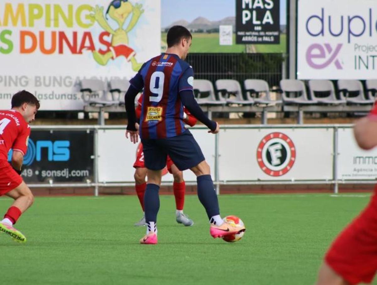 Adri Expósito contra la Grama.