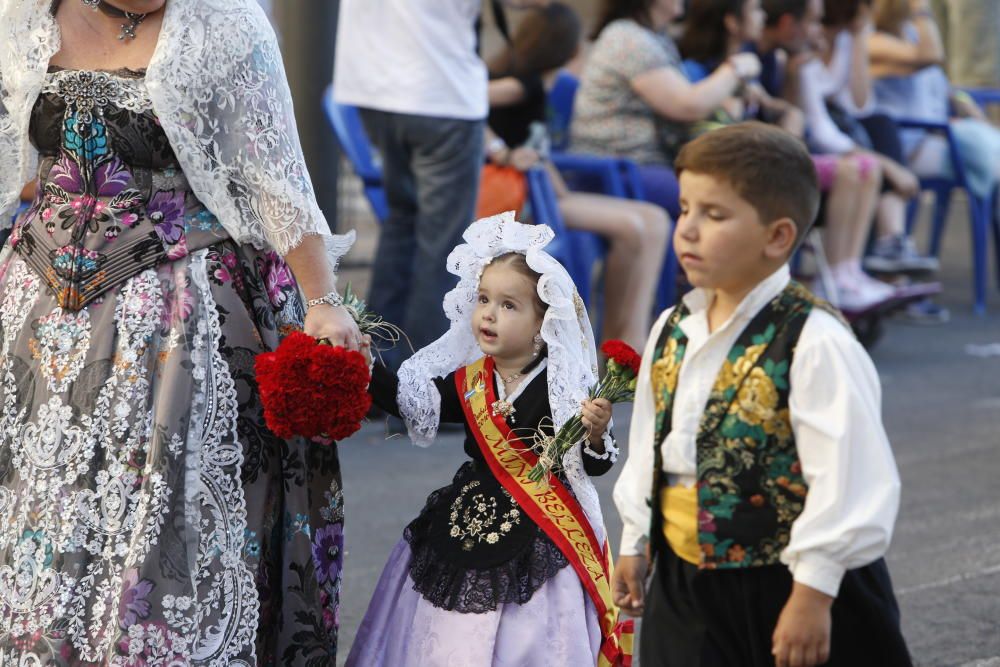 Las 89 barracas y comisiones participan en el segundo día de la Ofrenda