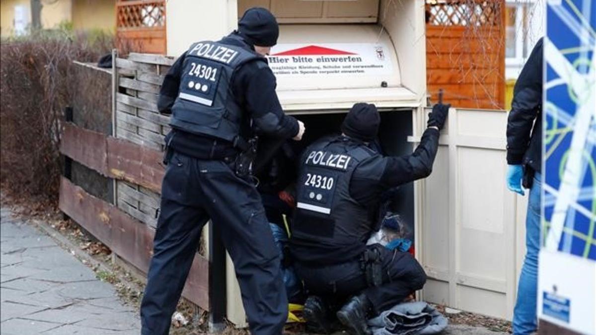 Agentes de la policía especial alemana durante una operación de búsqueda en Berlín