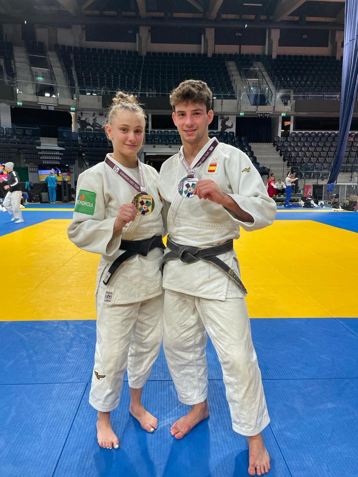 Marina y Gaizka, con sus medallas