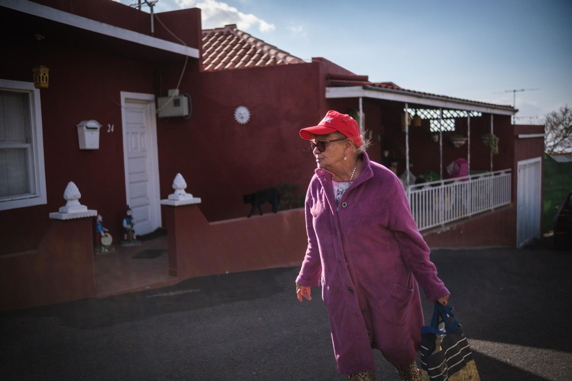 Regreso a casa de vecinos afectados por el volcán de La Palma.