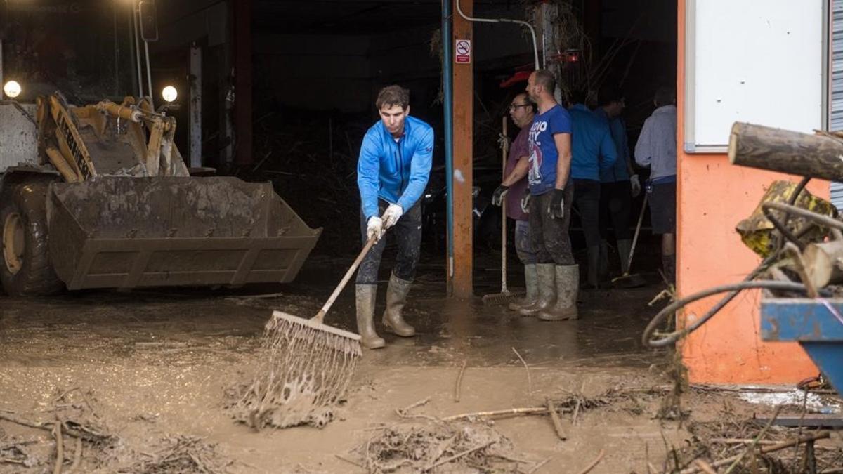 El tenista Rafael Nadal echando una mano retirando escombros en  la localidad mallorquina  de San llorenc   a causa de las inundaciones