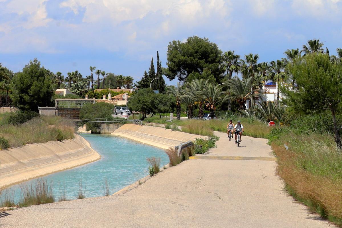 Canal de Cartagena del postrasvase Tajo-Segura a su paso por Orihuela Costa. El proyecto para abaratar el consumo energético de la desalinizadora también plantea ubicar las placas solares sobre el dominio público del canal, que en este caso cuenta con 64 kilómetros de longitud