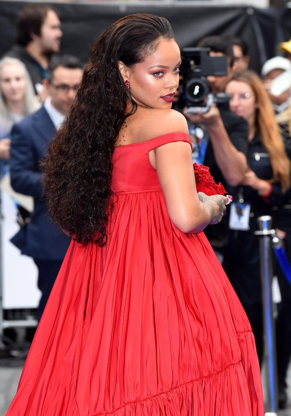 Rihanna y su impresionante vestido rojo de Giambattista Valli