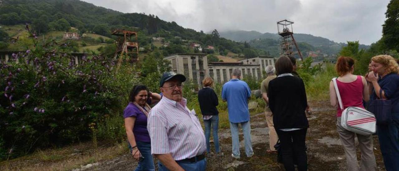 Turistas durante un ciclo de visitas guiadas al pozo Santa Bárbara, tras terminar la reforma.