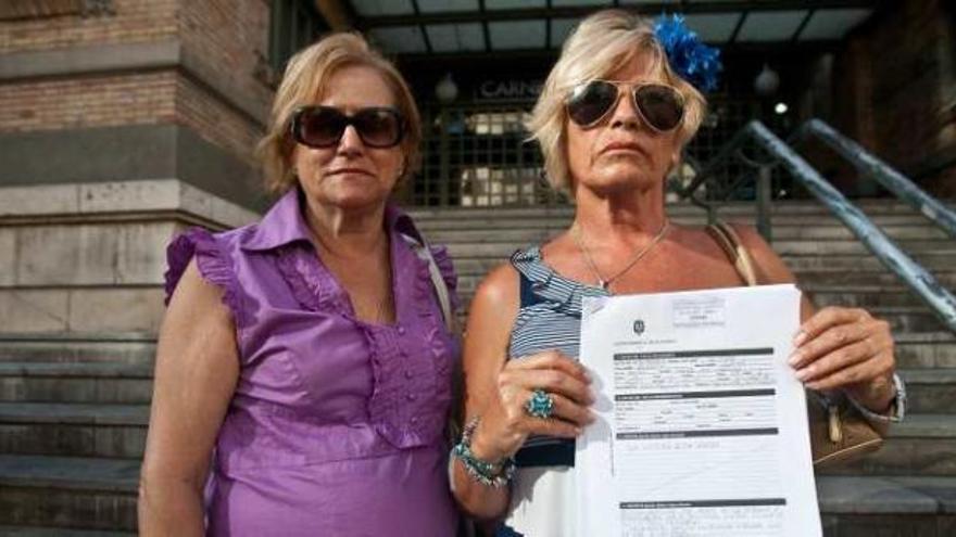 Soledad Reverte y una amiga, frente al mercado.