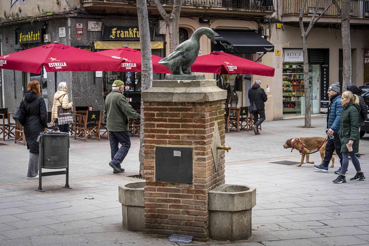 Barcelona, 28/01/2026 On Barcelona. Para el tema grande del On Barcelona (va en papel también). Lo escribe Abel Cobos. Es una ruta por el Clot. Foto: la fuente de la Oca en la placeta de la Oca. AUTOR: MANU MITRU