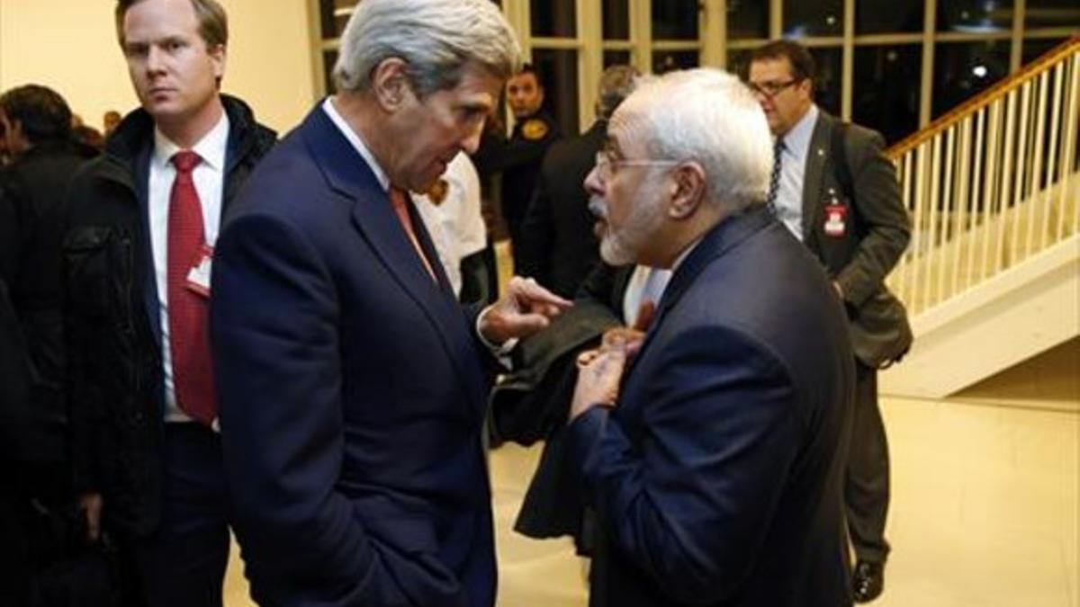 El secretario de Estado norteamericano, John Kerry, con el ministro iraní de Asuntos Internacionales, Mohamed Javad Zarif, ayer.