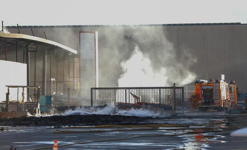 Un incendio arrasa una empresa de regalos en Manises