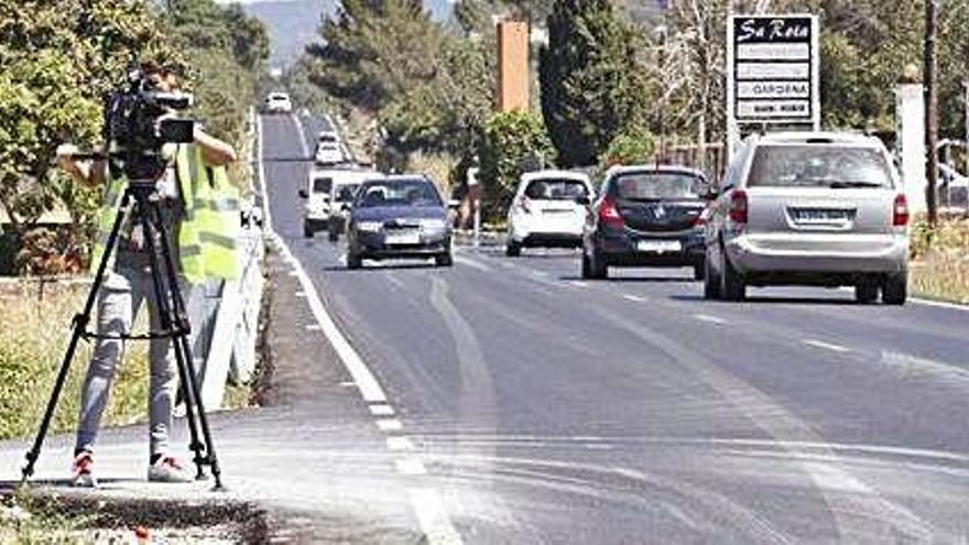 Un camarógrafo toma imágenes del lugar en el que se produjo el accidente mortal.