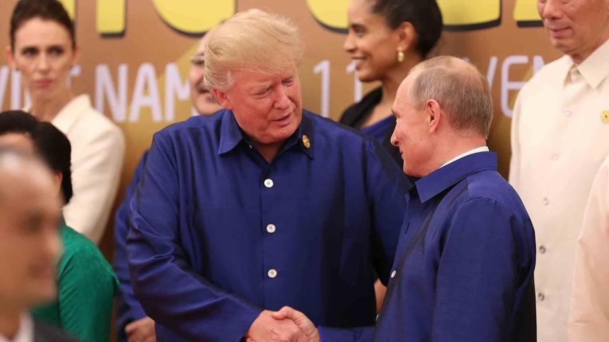 Trump y Putin se saludan en la cumbre Asia-Pacífico celebrada en Vietnam.