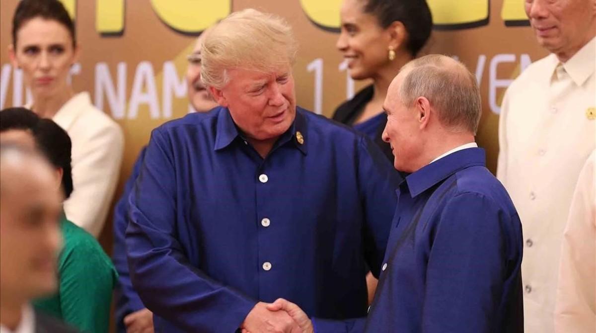 monmartinez40888916 us president donald trump  l  shakes hands with russia s pre171110163752