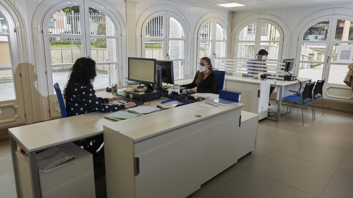 Personal de atención al cliente de Aguas de Avilés en la oficina.