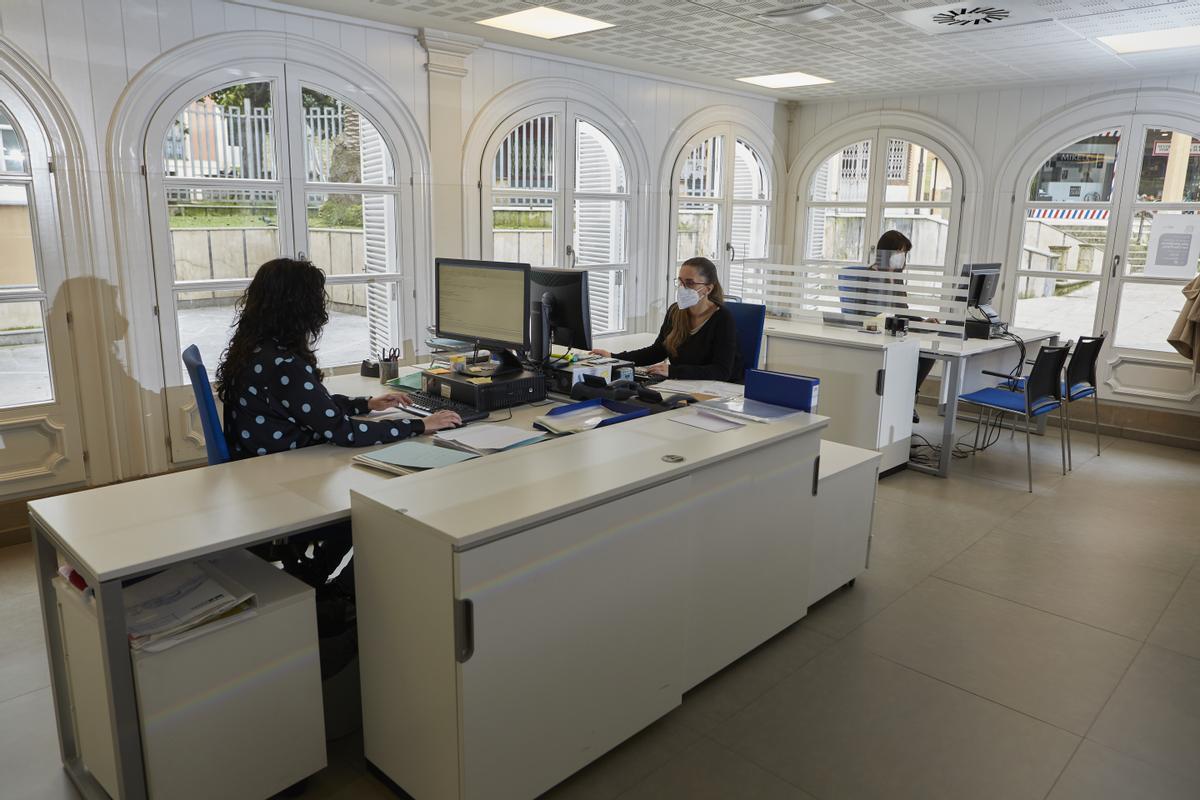 Personal de atención al cliente de Aguas de Avilés en la oficina.