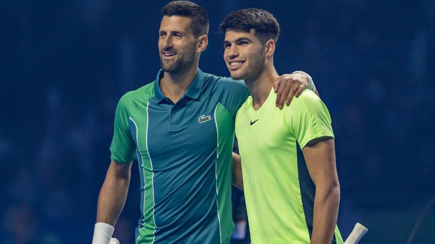 Los tenistas Novak Djokovic y Carlos Alcaraz ayer antes de su duelo de exhibición en Riad.  | EFE/STR