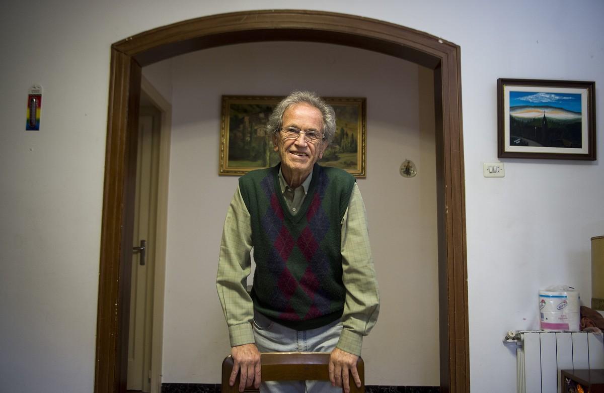 Joan Escales, rector, con 15 parroquias a su cargo, en un pueblo del Pallars. 