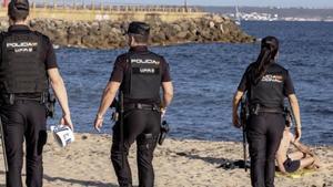 Agentes de la Policía Nacional en una playa de Palma.